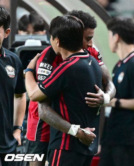 [OSEN=서울월드컵경기장, 김성락 기자] 29일 오후 서울 마포구 월드컵경기장에서 하나은행 K리그 1 2025 21라운드 서울 FC와 포항 스틸러스의 경기가 열렸다. 서울은 6승 9무 5패로 리그 8위, 포항은 9승 5무 6패로 리그 4위를 기록하고 있다.후반 서울 린가드가 교체, 김기동 감독과 포옹을 하고 있다. 2025.06.29 / ksl0919@osen.co.kr