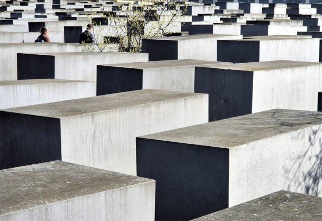 ▲ 각기 다른 높이의 콘크리트 비석 2711개 이뤄진 베를린 유대인 홀로코스트 메모리얼(2005년 5월 건립). 홀로코스트가 오용되고 있다는 사실을 희생자들은 알고 있을까. Ⓒ김재명