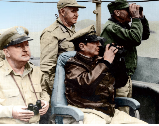 1950년 9월 미군의 인천상륙 작전. 군함 위에서 망원경을 들고 있는 맥아더 장군.