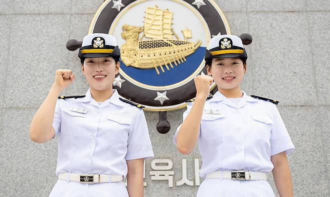 6월 호국보훈의 달을 맞아 서해수호 55용사 유자녀 프로야구 시구·시타에 참여하게 된 조시은 소위(왼쪽)와 김해나 소위(천안함 용사 고 김태석 원사 딸)가 지난 9일 경남 창원 해군교육사령부에서 함께 주먹을 쥐며 대한민국 해양수호 임무 완수를 다짐하고 있다. 해군 제공