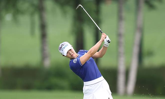 고지우가 29일 강원 평창 버치힐 컨트리클럽에서 열린 KLPGA 투어 맥콜·모나 용평 오픈 마지막 라운드 첫 홀에서 아이언샷을 한 뒤 타구를 바라보고 있다. KLPGA 제공