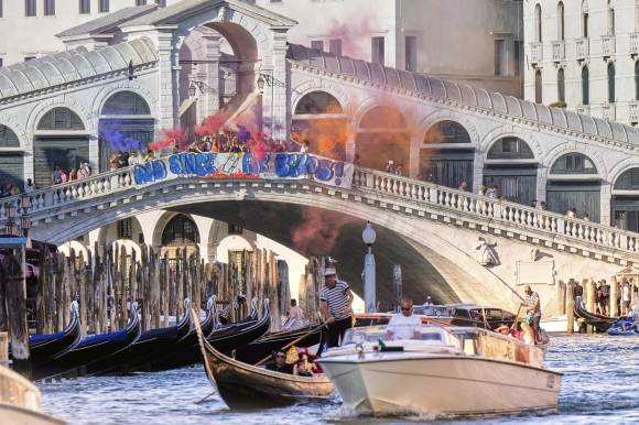 아마존 창업자 제프 베이조스와 그의 아내 로런 산체스 베이조스의 결혼식이 26일(현지시간)부터 사흘간 이탈리아 베네치아에서 열린 가운데, 28일 베네치아 리알토 다리에서 호화 결혼식 규탄 시위가 벌어지고 있다. 2025.6.28 베네치아 AP 연합뉴스