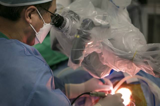 최재영 세브란스병원 이비인후과 교수가 인공와우 수술을 하고 있다. 사진 제공=세브란스병원