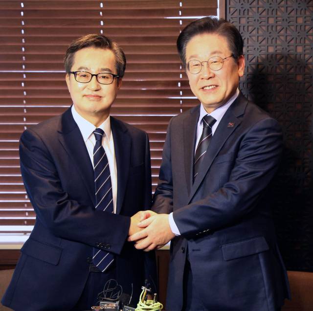 지난 2월 28일 서울 여의도 한 중식당에서 이재명 더불어민주당 대표와 김동연 경기도지사가 만나 악수하고 있다. 국회사진기자단