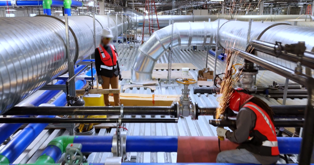 미국 네바다주 테슬라 LFP 배터리 공장 건설 현장에서 작업자들이 막바지 작업을 진행하고 있다. 테슬라 공식 X 동영상 캡처