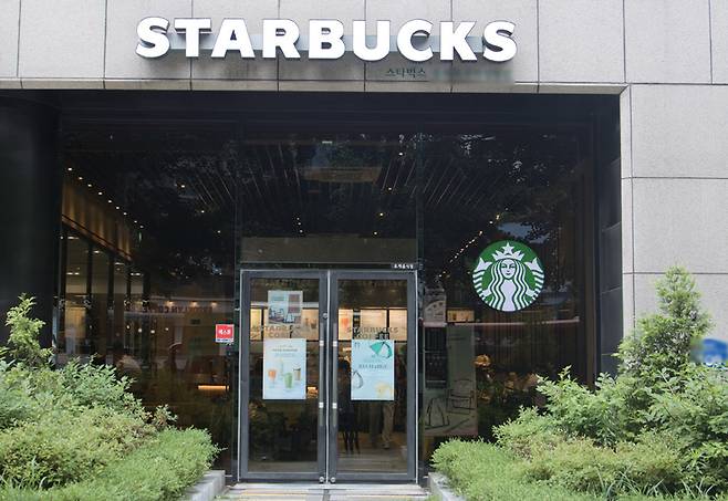 6월25일 서울 시내 스타벅스 매장에서 손님이 드문드문 들어서서 음료를 구입하고 있다. ⓒ시사저널 이종현