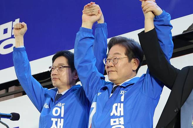 이재명 대통령이 대선 후보 시절인 2015년 5월13일 총괄선대위원장인 김경수 전 경남지사와 함께 울산광역시 롯데백화점 울산점 광장에서 열린 유세에서 시민들에게 인사하고 있다.ⓒ연합뉴스