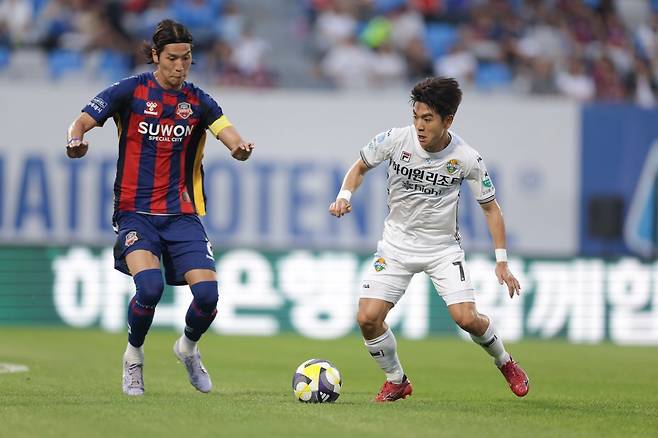 강원 김대원(오른쪽)이 28일 수원종합운동장에서 열린 수원FC와 K리그1 21라운드 원정경기에서 상대 수비수 최규백의 마크를 피해 볼을 컨트롤하고 있다. 그는 후반 추가시간 중거리포로 결승골을 뽑았으나 ‘상탈 세리머니’로 경고누적 퇴장을 당하는 악몽을 경험하기도 했다. 사진제공|한국프로축구연맹