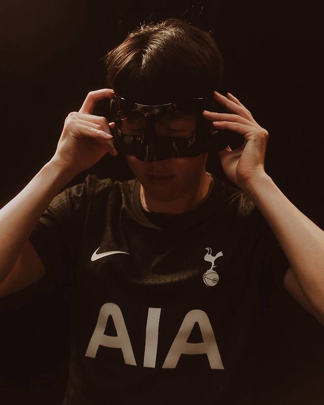 토트넘이 최근 공개한 다음 시즌 원정 유니폼 메인 모델에 주장 손흥민이 등장했다. 계약기간이 1년 남긴 가운데 올 여름 거취를 놓고 설왕설래가 오가는 시점이라 이번 영상과 이미지는 다소 의외였다. 사진출처｜토트넘 홋스퍼 페이스북