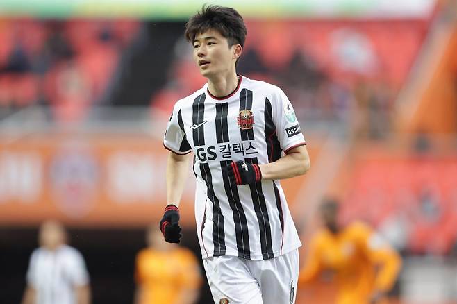 서울 기성용은 최근 포항 이적이 임박했다. K리그엔 그를 비롯해 ‘원클럽맨’ 타이틀을 자의로든, 타의로든 내려놓는 선수들이 많아졌다. 축구계에선 ‘원클럽맨’이 사라져가는 현상을 ‘구단과 선수사이 의견 차가 커진 세태’라고 여긴다. 사진제공│한국프로축구연맹