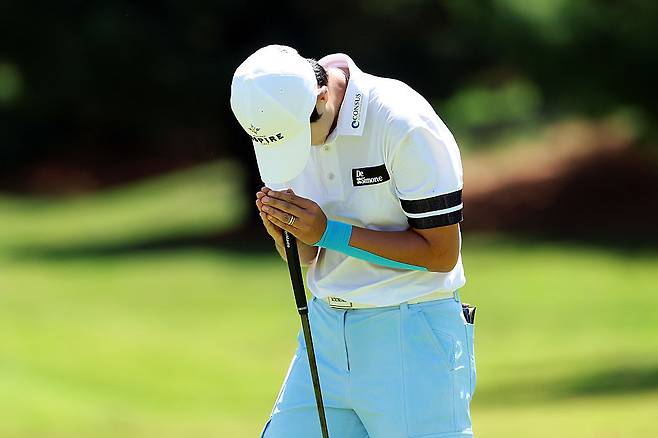 박성현이 29일 미국 미시건주 미들랜드CC에서 열린 LPGA 투어 다우 챔피언십 3라운드 5번홀에서 파 퍼트를 넣고 감사하는 제스처를 보이고 있다. |게티이미지