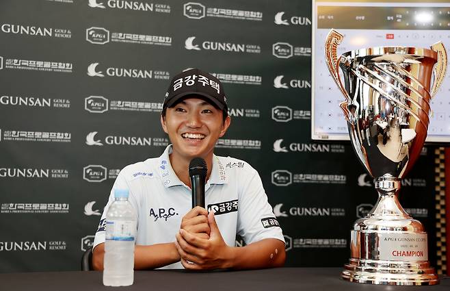 옥태훈이 29일 군산CC 오픈에서 우승한 뒤 인터뷰를 하고 있다. KPGA 제공