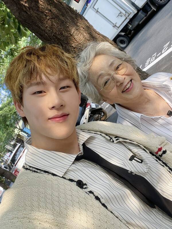 ▲ 9년째 우정을 이어오는 몬스타엑스 주헌(왼쪽)과 배우 김영옥. 제공|스타쉽엔터테인먼트