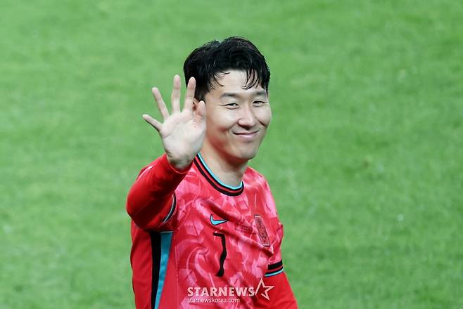 (서울=뉴스1) 이승배 기자 = 10일 오후 서울 마포구 상암동 서울월드컵경기장에서 열린 2026 국제축구연맹(FIFA) 북중미 월드컵 아시아 3차 예선 B조 10차전 대한민국과 쿠웨이트의 경기에서 4대0으로 승리한 대한민국 대표팀 선수들이 관중석을 향해 인사하고 있다. 한국은 6승 4무(승점 22)를 기록, 아직 최종전을 치르지 않은 2위 요르단(승점 16)과의 격차를 6점으로 벌리고 조 1위를 확정 지었다. 지난 6일 이라크전에서 2-0으로 승리, 11회 연속 월드컵 진출을 확정한 한국은 2연승과 함께 16년 만에 예선 무패를 달성했다. 2025.6.10/뉴스1 Copyright (C) 뉴스1. All rights reserved. 무단 전재 및 재배포, AI학습 이용 금지. /사진=(서울=뉴스1) 이승배 기자