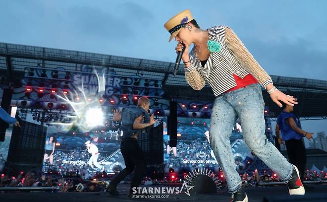 (인천=뉴스1) 권현진 기자 = 빅뱅 지드래곤이 28일 오후 인천 서구 인천아시아드 주경기장에서 열린 '싸이 흠뻑쇼 SUMMER SWAG 2025 - 인천'에 깜짝 게스트로 등장해 화려한 무대를 선보이고 있다. 2025.6.28/뉴스1 Copyright (C) 뉴스1. All rights reserved. 무단 전재 및 재배포, AI학습 이용 금지. /사진=(인천=뉴스1) 권현진 기자