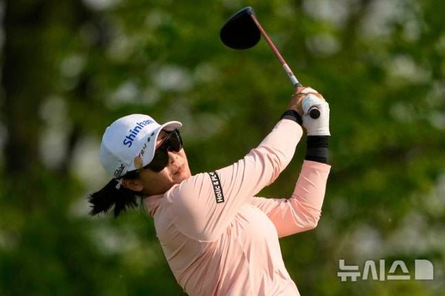 임진희가 30일(현지 시간) 미 위스콘신주 에린의 에린힐스에서 열린 미국여자프로골프(LPGA) 투어 제80회 US여자오픈 2라운드 4번 홀에서 티샷하고 있다. 첫날 공동 선두였던 임진희는 중간 합계 4언더파 140타 공동 8위를 기록했다. /사진=뉴시스
