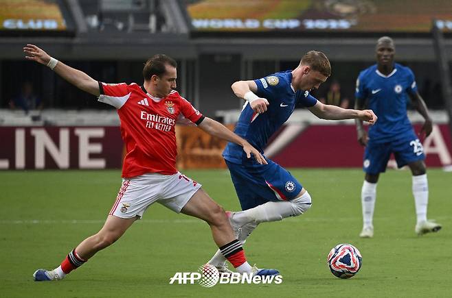 첼시 콜 팔머(오른쪽)가 29일(한국시간) 미국 샬럿의 뱅크 오브 아메리카 스타디움에서 열린 2025 국제축구연맹(FIFA) 클럽 월드컵 16강 벤피카전에서 드리블 돌파를 하고 있다. /AFPBBNews=뉴스1