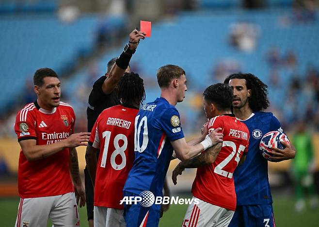 29일(한국시간) 미국 샬럿의 뱅크 오브 아메리카 스타디움에서 열린 2025 국제축구연맹(FIFA) 클럽 월드컵 16강 첼시-벤피카전에서 벤피카 잔루카 프레스티아니가 퇴장을 당하고 있다. /AFPBBNews=뉴스1