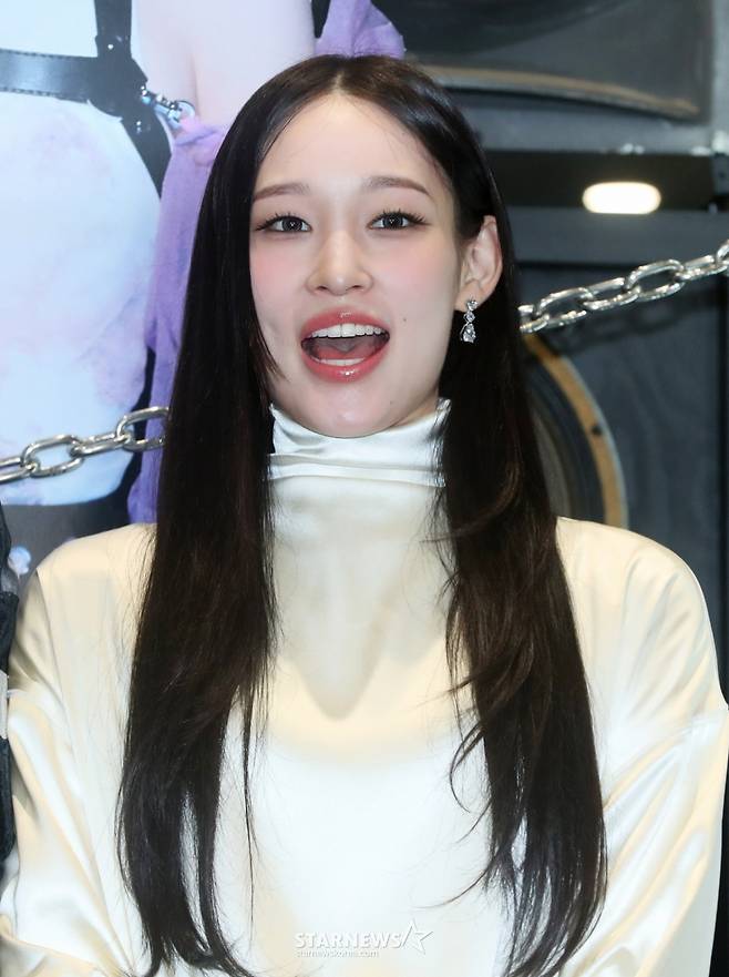 [서울=뉴시스] 김혜진 기자 = 신인 혼성 그룹 올데이 프로젝트 애니가 23일 오후 서울 강남구 일상비일상의틈byU+에서 열린 ALLDAY PROJECT(올데이 프로젝트) 데뷔 기념 팝업 스토어 오픈 행사에서 인사말을 하고 있다. 2025.06.23. jini@newsis.com /사진=김혜진