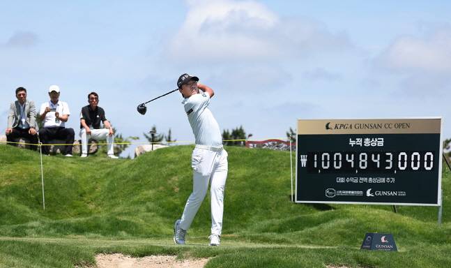 옥태훈이 1번 홀에서 드라이버 티샷을 날리고 있다. /사진=KPGA 제공