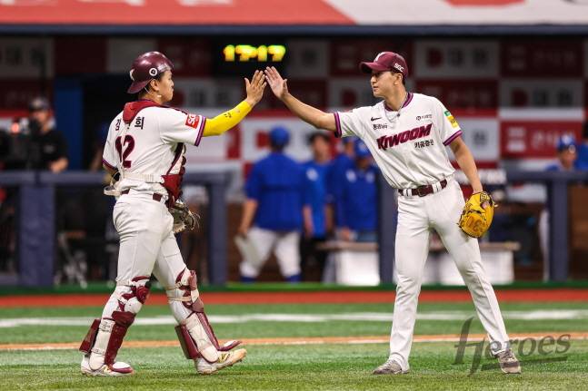 주승우(오른쪽)가 9회 등판해 경기를 매조지고 김건희와 하이파이브를 하고 있다. /사진=키움 히어로즈 제공