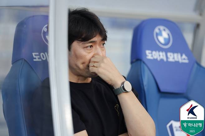 변성환 수원 삼성 감독이 29일 오후 7시 수원월드컵경기장에서 열린 하나은행 K리그2 18라운드 경기 중 그라운드를 바라보고 있다. /사진=한국프로축구연맹 제공