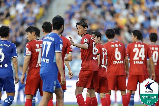 리영직(8번)이 29일 오후 7시 수원월드컵경기장에서 열린 하나은행 K리그2 18라운드에서 수원 삼성의 김지현을 바라보고 있다. /사진=한국프로축구연맹 제공