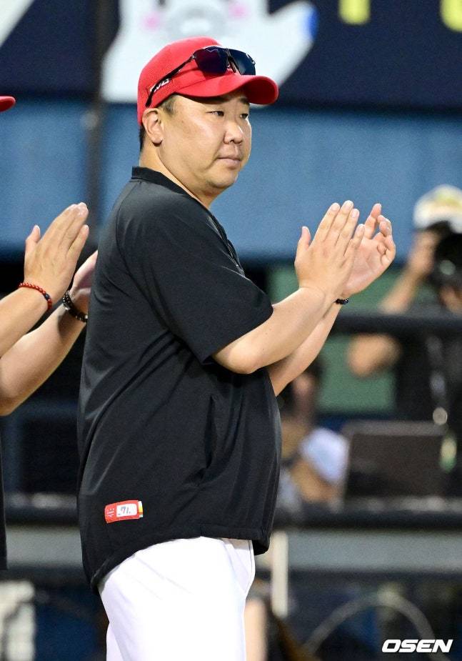 29일 경기를 마친 이범호 감독이 박수를 치며 선수들을 맞이하고 있다.