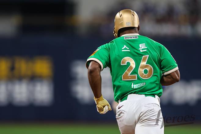 28일 오후 서울 구로구 고척스카이돔에서 열린 2025 신한 SOL Bank KBO리그 삼성 라이온즈와 키움 히어로즈의 경기, 키움 스톤 개릿이 5회말 자신의 KBO리그 데뷔 첫 홈런을 그랜드슬램으로 장식했다. 키움 히어로즈