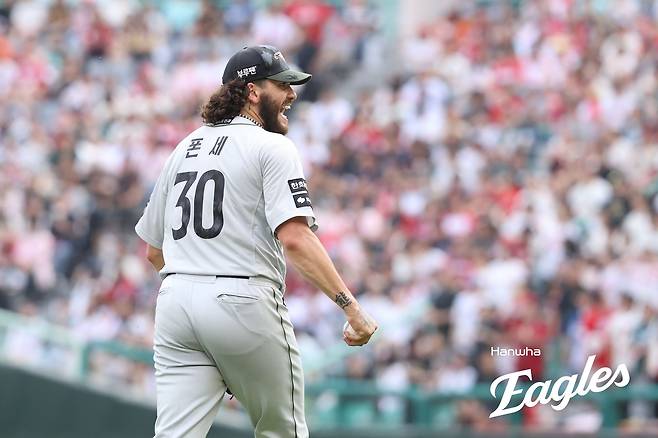 한화 이글스 코디 폰세는 28일 인천 SSG랜더스필드에서 열린 2025 신한 SOL Bank KBO리그 SSG 랜더스와의 홈경기에서 선발투수로 등판, 7이닝 6피안타(1피홈런) 2사사구 9탈삼진 1실점으로 호투하고 시즌 11승을 올렸다. KBO 역대 5번째 개막 11연속 선발승 기록이다. 한화 이글스