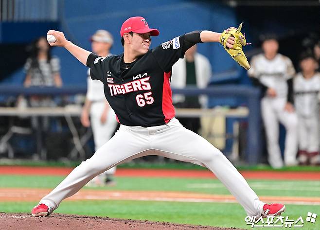 24일 오후 서울 구로구 고척스카이돔에서 열린 '2025 신한 SOL Bank KBO리그' KIA 타이거즈와 키움 히어로즈의 경기, 6회말 1사 1,2루 KIA 성영탁이 공을 힘차게 던지고 있다. 엑스포츠뉴스 DB