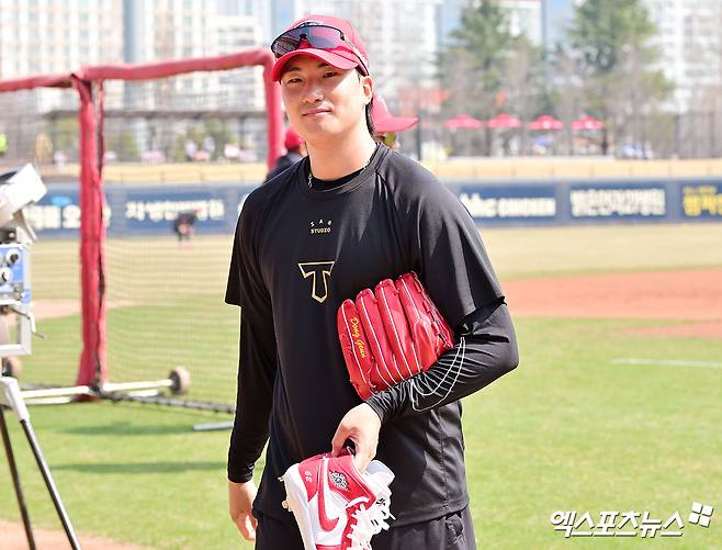 23일 오후 광주기아챔피언스필드에서 열리는 '2025 신한 SOL Bank KBO리그' NC 다이노스와 KIA 타이거즈의 경기, KIA 정해영이 훈련을 마치고 락커룸으로 향하고 있다. 엑스포츠뉴스 DB