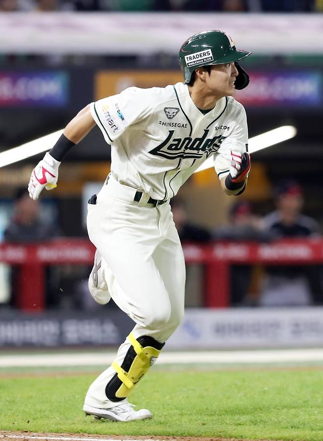 이숭용 감독이 이끄는 SSG는 29일 오후 5시 인천 SSG랜더스필드에서 2025 신한 SOL Bank KBO리그 한화 이글스와의 홈경기를 치른다. 이날 경기 전 SSG는 외야수 채현우의 1군 엔트리를 말소, 박지환을 등록했다. 박지환은 지난해 데뷔 시즌 76경기 타율 0.276을 기록했다. 올해는 부침을 겪다가 이날 70일 만에 1군 복귀했다. 우익수 겸 9번타자로 선발 출전한다.&nbsp;SSG 랜더스