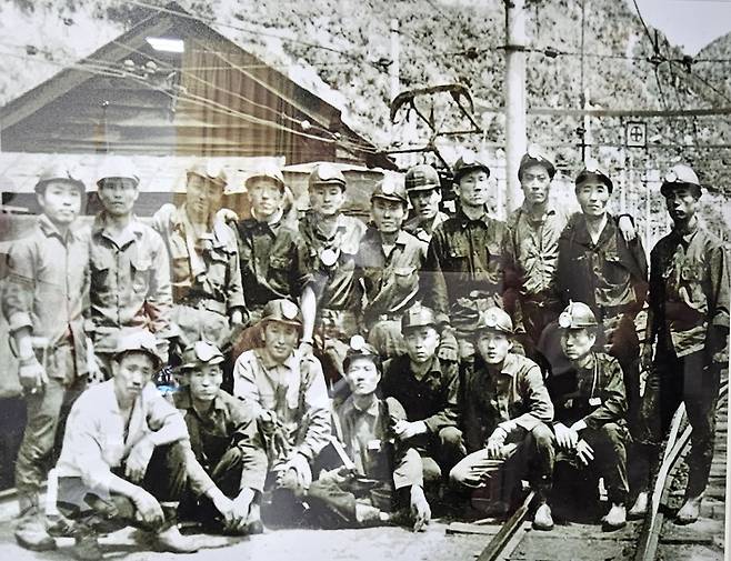 파독 광부들이 훈련 후 찍은 사진 [촬영 이재현]