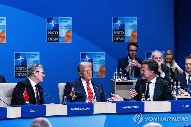 스타머 영국 총리(왼쪽)와 트럼프 대통령, 뤼터 나토 사무총장(오른쪽) [UPI=연합뉴스 자료사진. 재판매 및 DB 금지]