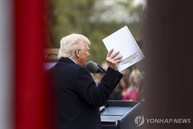 '상호관세' 발표하는 트럼프 대통령(2025.04.02) [EPA=연합뉴스 자료사진. 재판매 및 DB 금지]