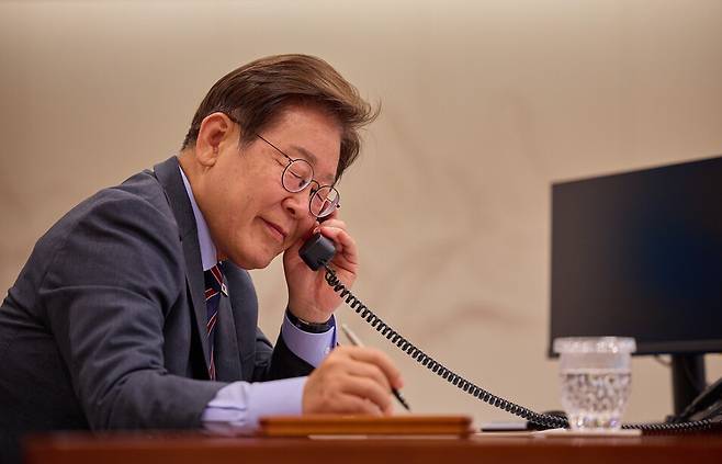 ▲ 이재명 대통령이 12일 서울 용산 대통령실 청사 집무실에서 앤서니 앨버니지 호주 총리와 전화 통화를 하고 있다. /연합뉴스