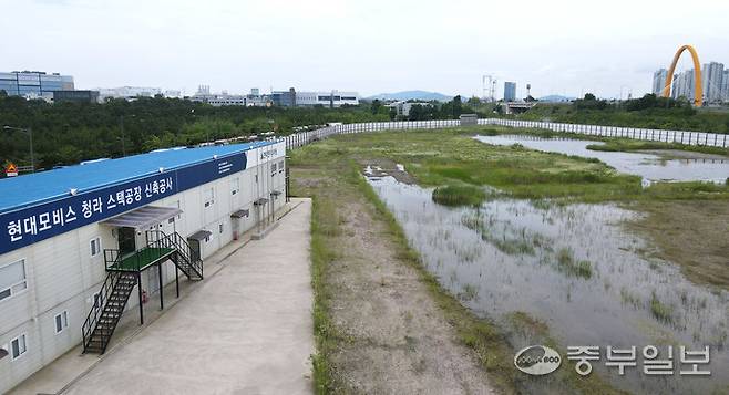 30일 현대모비스가 수소연료전지 공장 건립을 위해 매입했지만 3년째 착공조차 이뤄지지 않고 있는 인천 서구 청라국제도시 인천하이테크파크(F2-2) 부지 전경. 외국인 투자유치 용지로 조성된 이 땅은 활용 계획이 무산된 뒤 현재까지 개발 계획 없이 방치돼 논란이 되고 있다.정선식기자