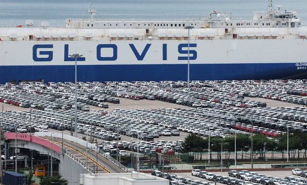 30일 경기도 평택항에 수출용 자동차가 세워져 있는 모습. /연합뉴스
