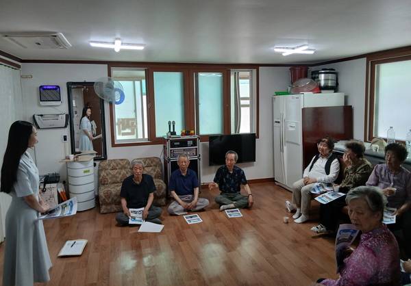 공주시 신관동(동장 진상호)은 관내 주민을 대상으로 '2025 다문화가족 이해 교육' 사업을 본격 추진한다. 이번 교육은 지난 18일 한빛아파트 경로당에서 개최됐으며, 다문화 가족에 대한 올바른 이해와 인식 개선을 위한 취지로 마련됐다.