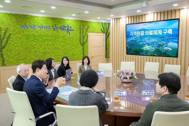 순천시가 지역완결형 의료체계 구축을 위해 전문의들과 의견을 나누고 있다.