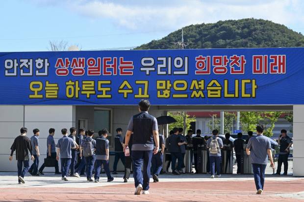 광주글로벌모터스 직원들이 지난 30일 퇴근 시간인 오후 4시 30분이 되자 공장 정문을 나가고 있다.  /김진수 기자 jeans@kwangju.co.kr