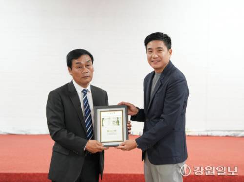 ◇최기영 강원일보 정치부 기자가 지난 27일 파독광부협회인 재독한인글뤽아우프회(회장:심동간)에 강원일보가 동판으로 제작한 특집기사를 전달하고 있다.