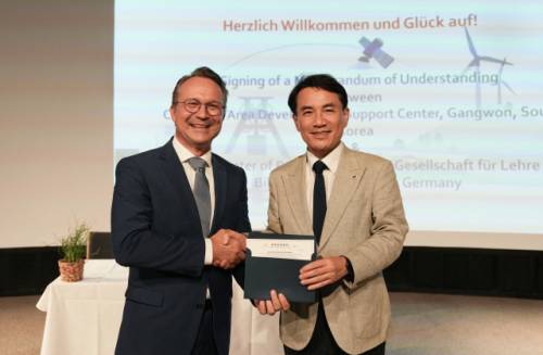 ◇김진태 강원특별자치도지사는 지난 27일 보훔폐광연구센터를 운영하는 DMT의 울리히 베셀 대표이사에게 강원자치도, 강원일보, 폐광지 4개 시군 공동 주최 탄광미래유산포럼의 초청장을 전달했다.