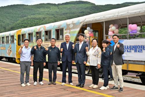 ◇국내 최초의 레일바이크인 정선레일바이크가 개장 20주년을 맞아 30일 여량면 구절리역과 제2터널 구간에서 최승준 정선군수를 비롯한 전영기 정선군의장 등 기관단체장과 관광가이드, 정선DMO사업단 관계자 등 50여명이 참석한 가운데 ‘DJ와 함께하는 터널 뮤직열차’를 선보여 눈길을 끌었다.