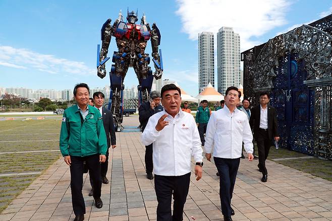 2024 울산공업축제가 열린 태화강국가정원 행사장을 둘러보고 있는 김 시장. 울산매일 포토뱅크