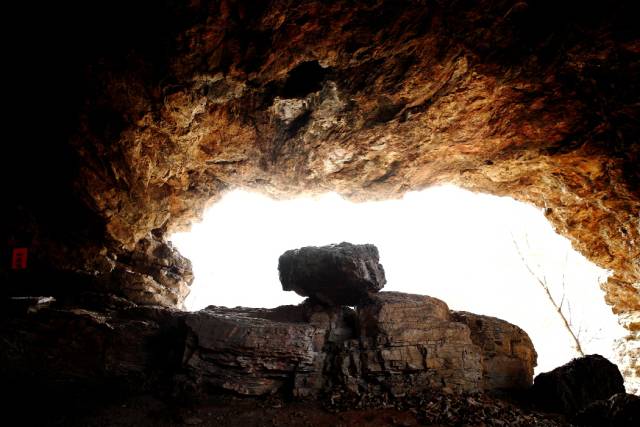 고구려 수도인 집안 동쪽의 국동대혈.(고구려인들이 유화부인을 모신 장소)