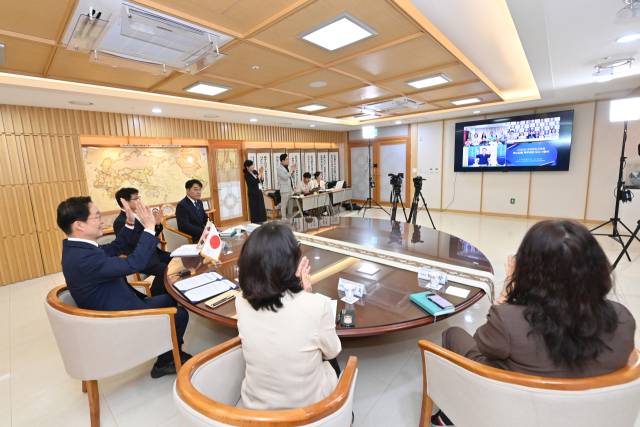 임종석 경북교육감과 본청 간부들이 일본 재외 한국학교 책 꾸러미 기증식을 온라인 화상회의를 통해 진행하고 있다. 경북교육청 제공