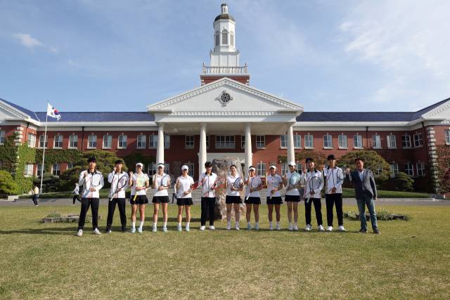 계명대 테니스부가 성서캠퍼스 본관 앞에서 화이팅을 하고 있다. 계명대 제공