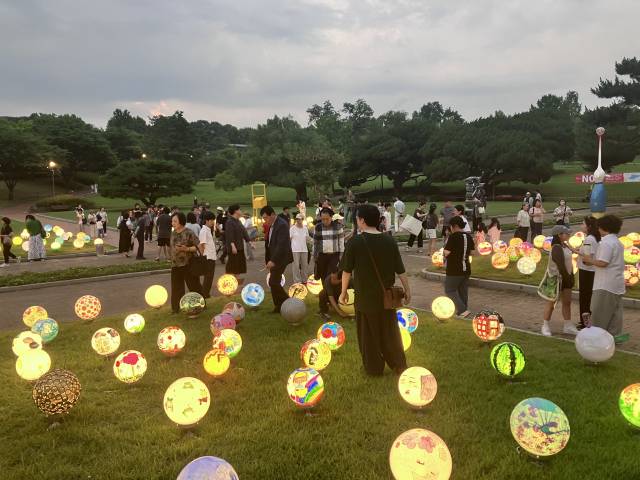 달성공원에서 열리고 있는 야외 전시 전경. 대구현대미술가협회 제공